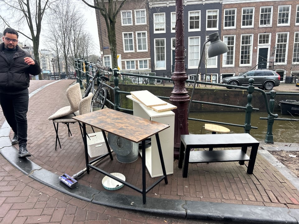 Nog helemaal goede meubels. IKEA Billy, bureau, stoelen, Zelfs een Dyson, moet wel vaak opgeladen worden. En een kratje vol met goede flessen wijn.