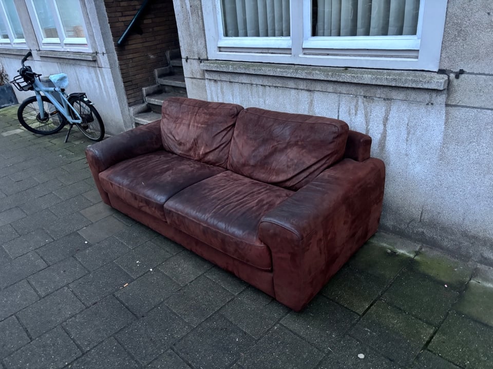 Bruine leren bank. Staat gratis ophalen bij.