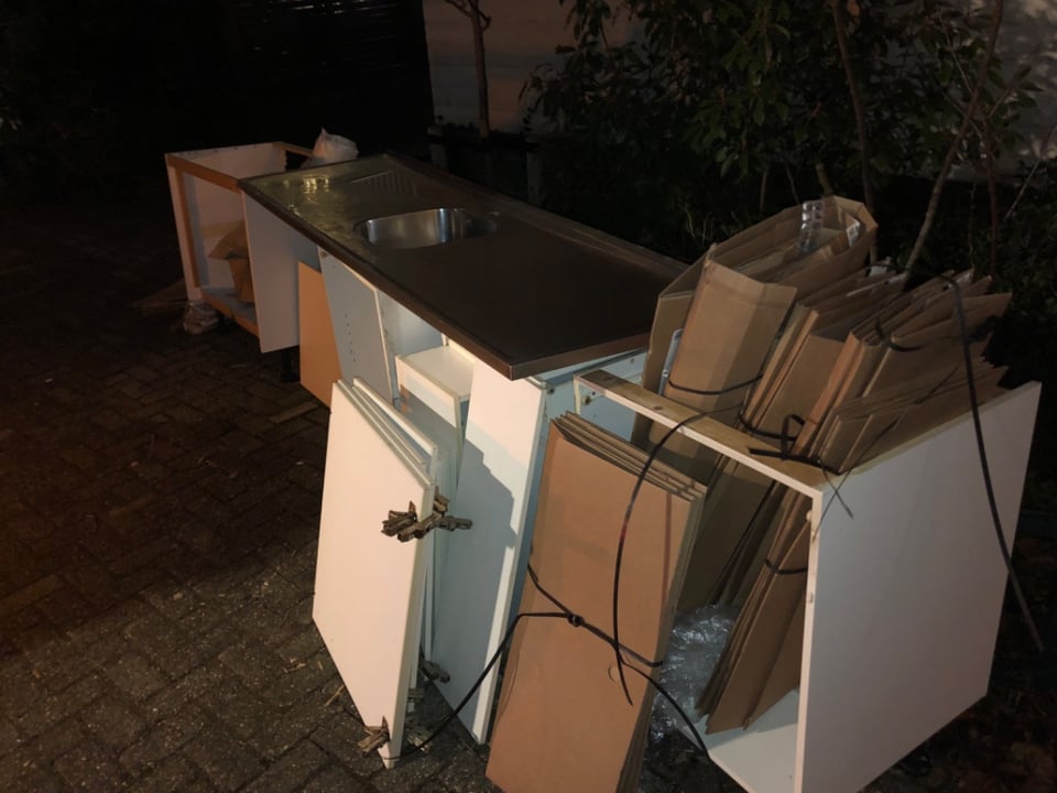 Compleet (standaard) keukenblok. Lang rvs aanrecht met gootsteen.