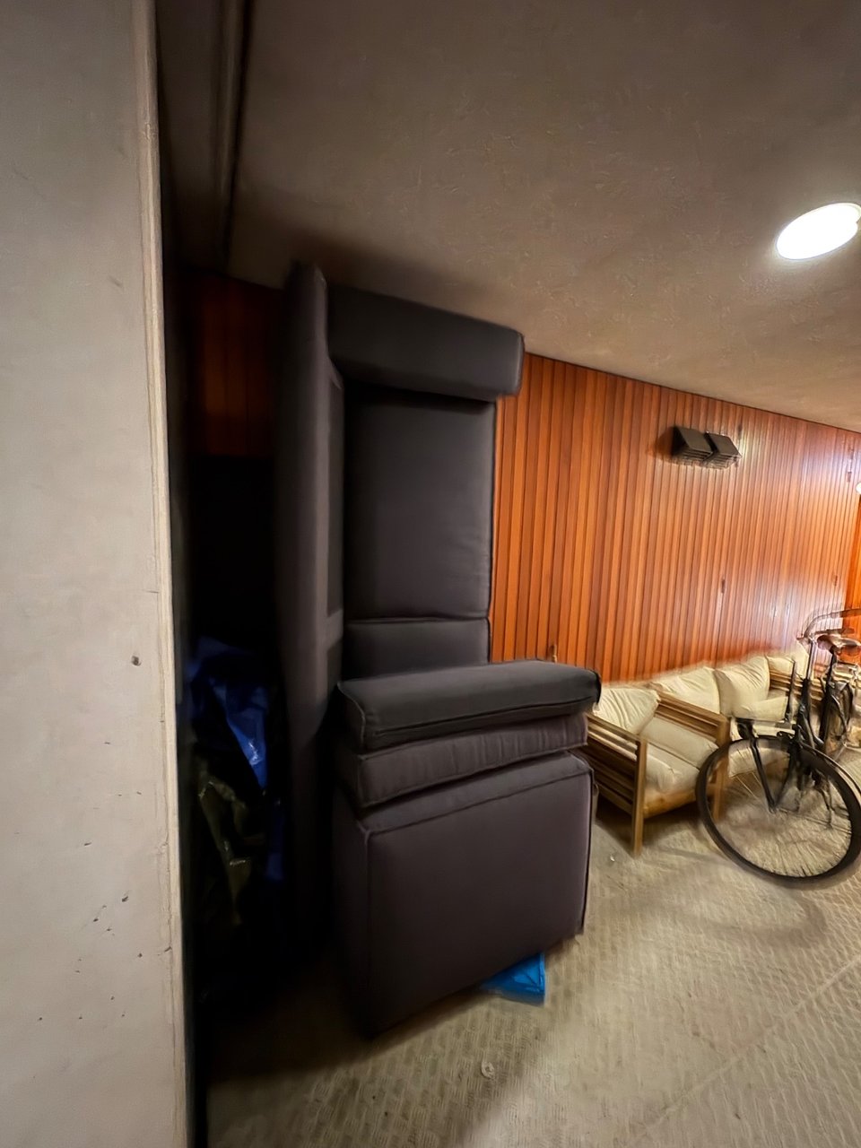 Grey sofa to be picked up at Piet heinkade in front of Groenhoedenveem tonight (20:30>)