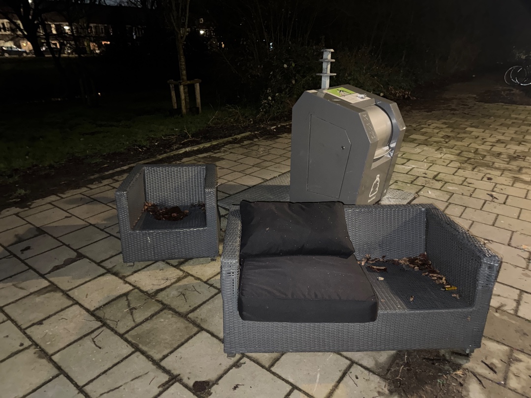 Garden furniture - 4 cushions, only 2 pictures