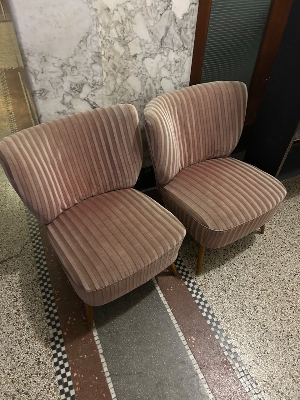 Twee roe stoelen ophalen op keizergracht 174 (begaande grond)