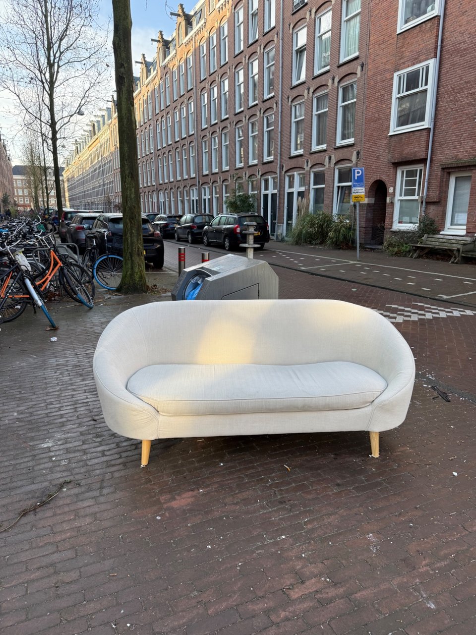 Beige couch (2,5 seats)