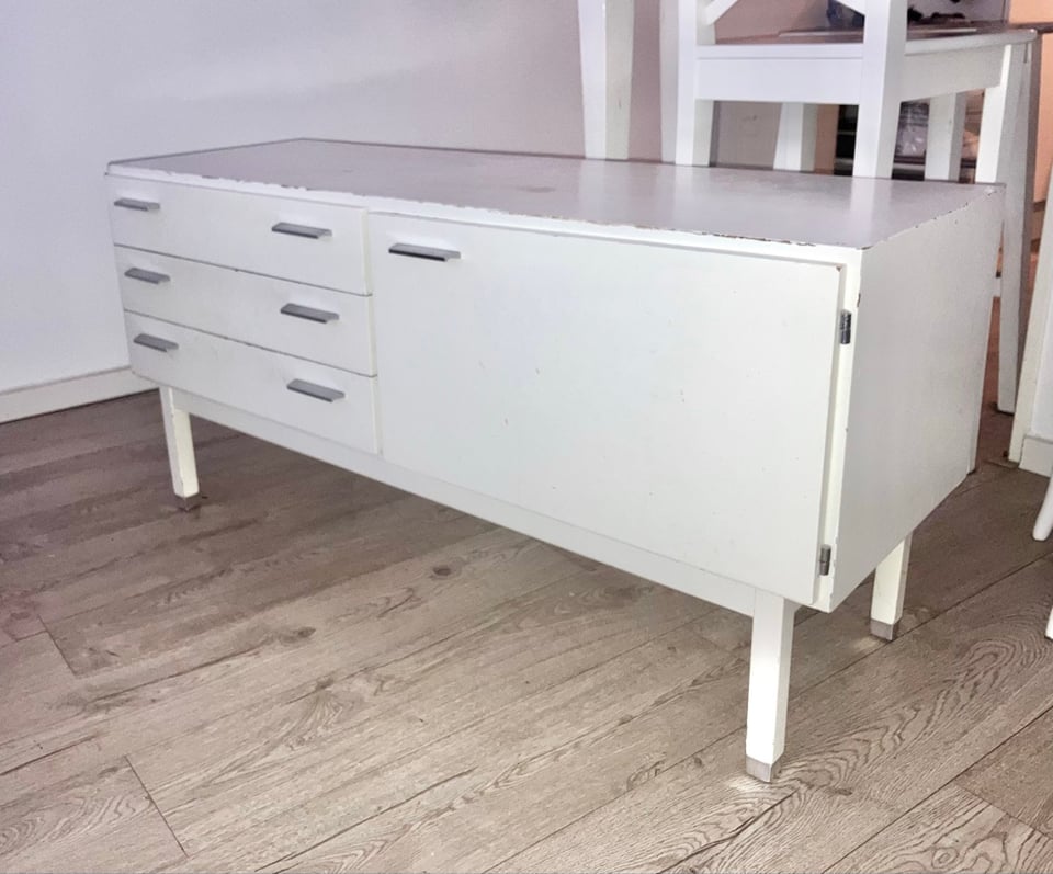From around the 1960s
Steady and in functional condition, but in need of a fresh coat of paint. Maybe for someone interested in flipping furniture?
119 x 40 (41,5) cm, height 58
DM
Pick up today or tomorrow only