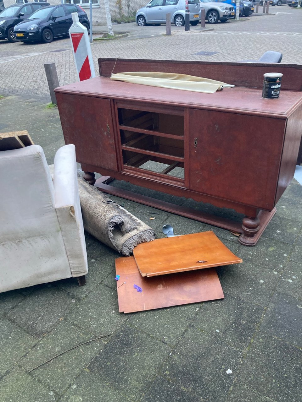 Stoelen, kastje en dressoir