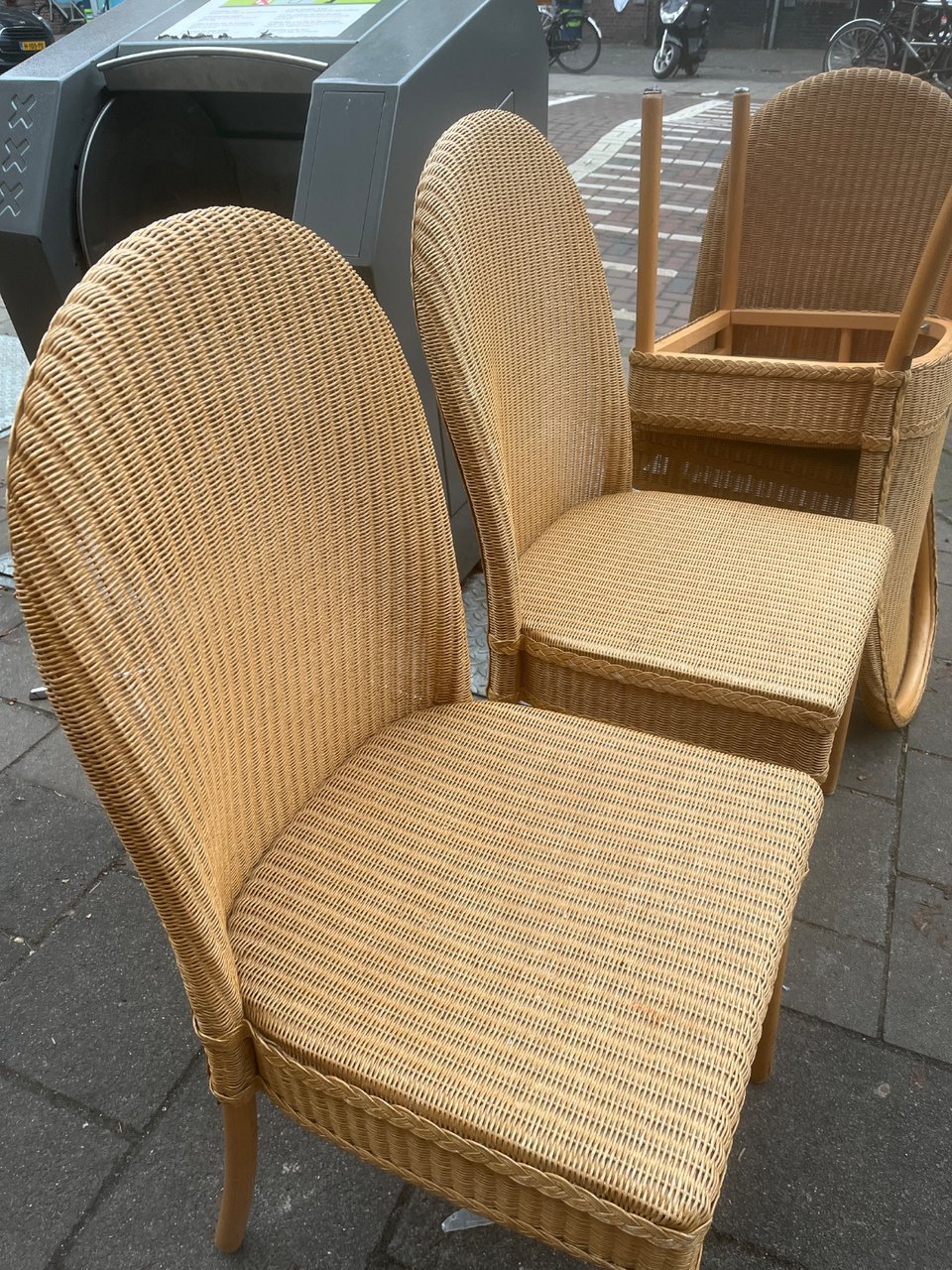 4 lloyd loom stoelen 
prima voor nog een ronde