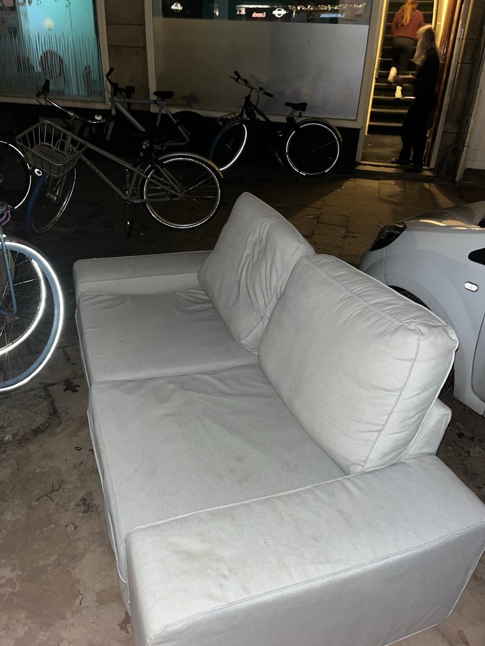 2x bank (allebei in prima staat, eentje is uit elkaar geschoven om buiten te zetten)
1x kallax kast