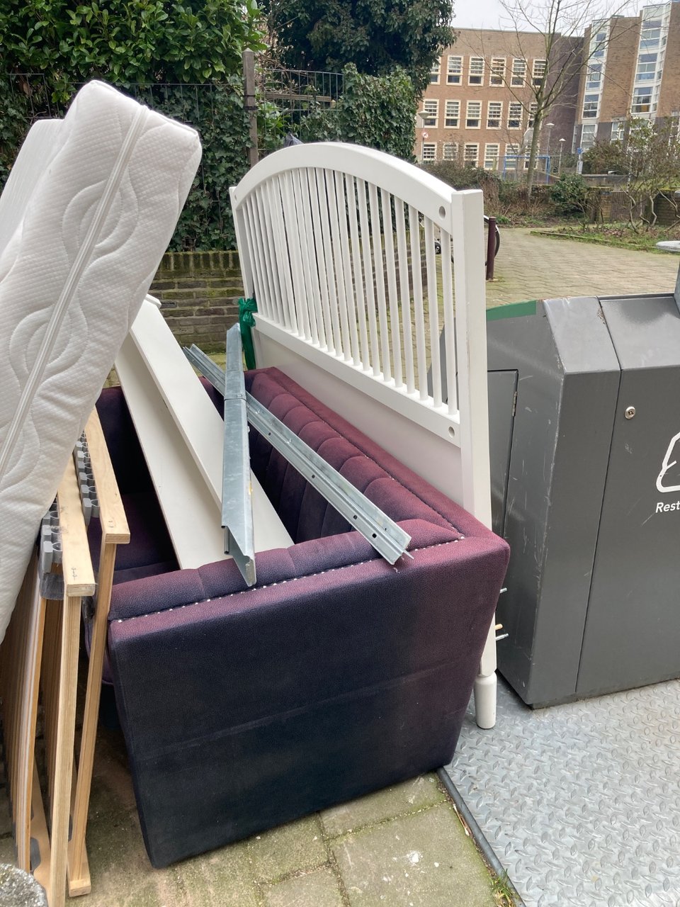 Bed, all parts are there