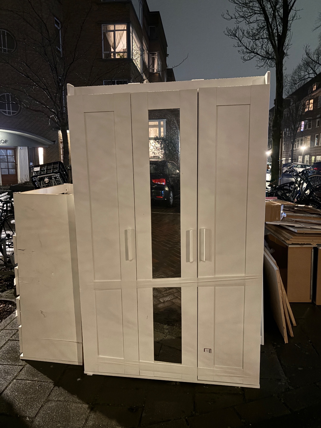 Verschillende ikea kasten, een bankje en koelkast - juiste adres ter hoogte van Milletstraat 5