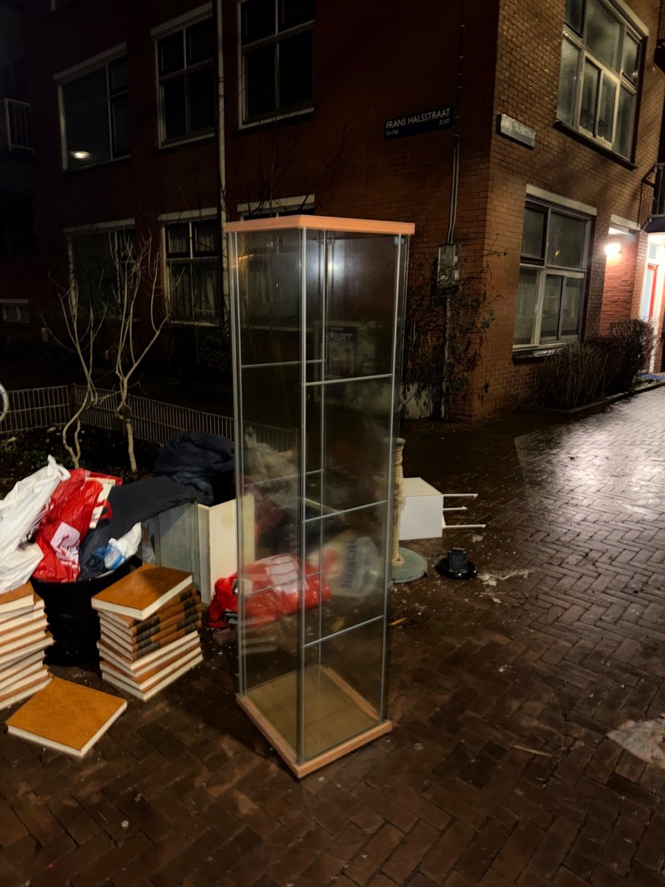 Glass closet, and encyclopedias (dutch)
