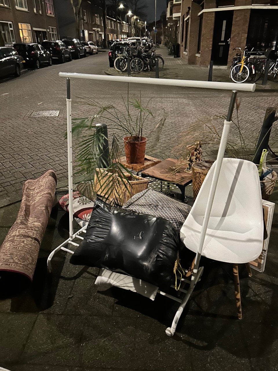 Verschillende kleden en kleinmeubels