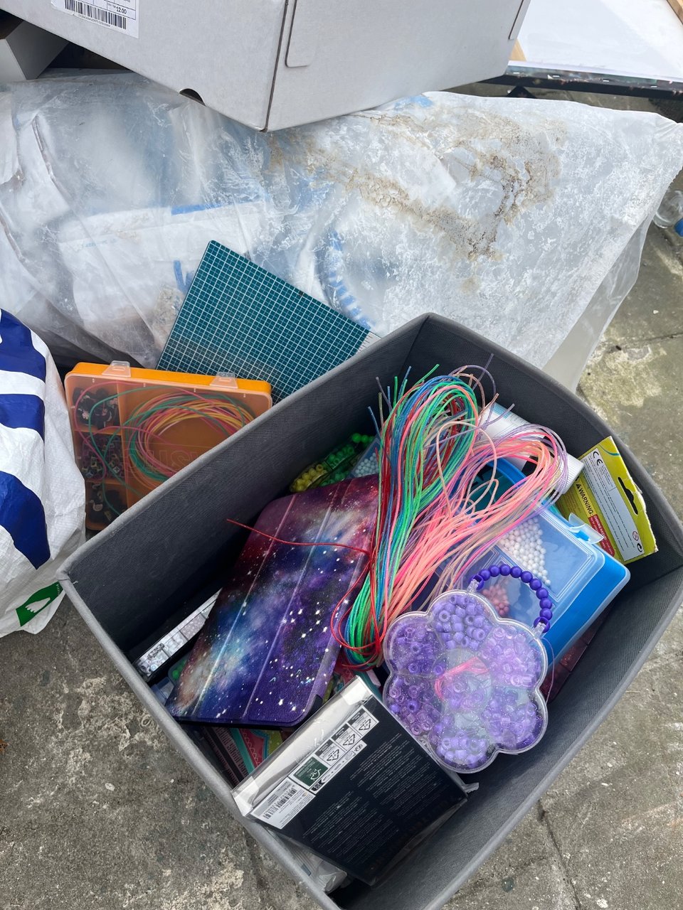 Kinderboeken en kralen in verpakking