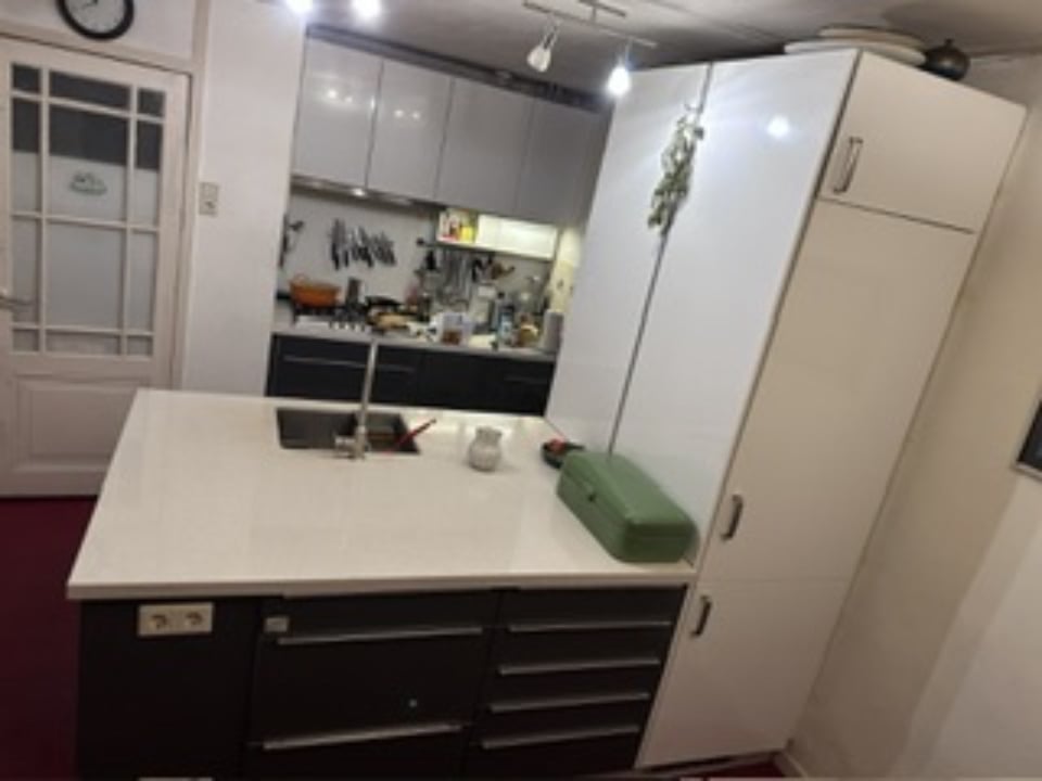 Keuken met smeg gasfornuis, en wasbak met kraan. Nog binnen gratis te demonteren. Ophalen voor 20 februari of in de ochtend van die vrijdag. E-mail annelet@freedom.nl