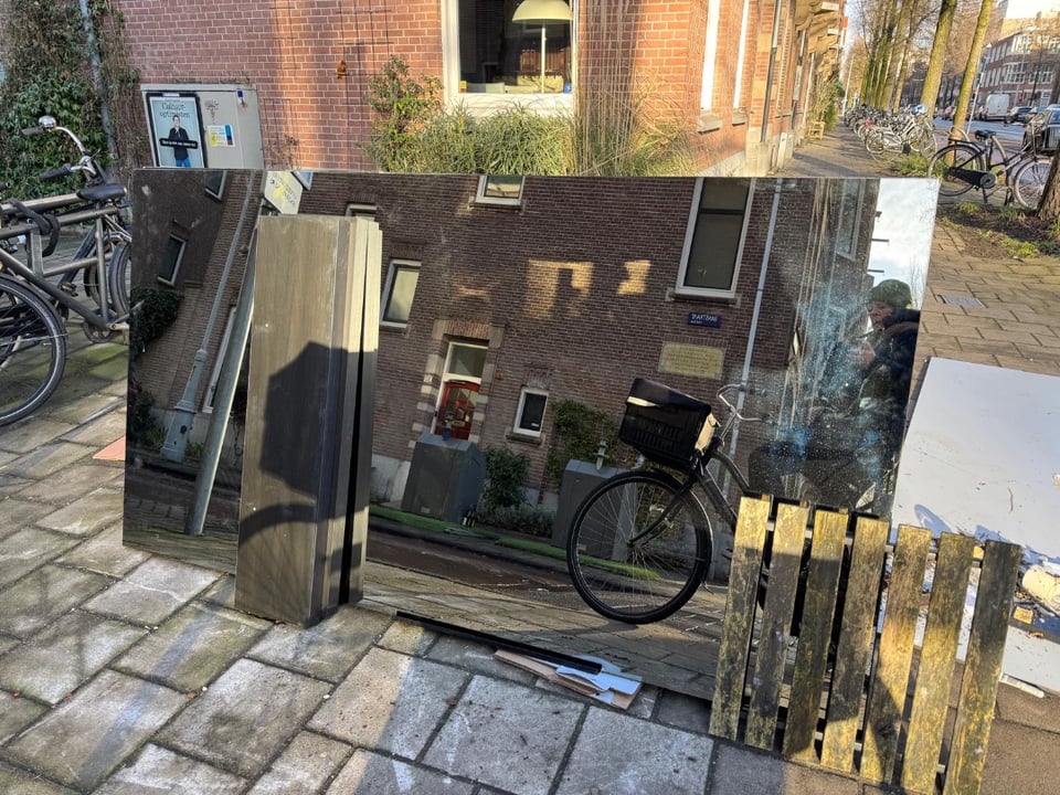 2 grote spiegels, vanmiddag gezien, weet niet zeker of ze er nog staan.