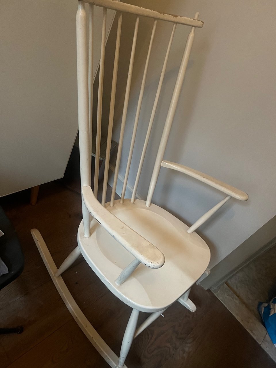 Schommelstoel in goede staat qua constructie, heeft wel een likje verf nodig. nachtkastje ook gebruikt, maar nog bruikbaar, en hanglamp in goede staat. Er staat ook nog een oude grote prullenbak, zilverkleurige, waarvan de deksel niet meer goed sluit. Vanavond vanaf 21u zet  ik het buiten!