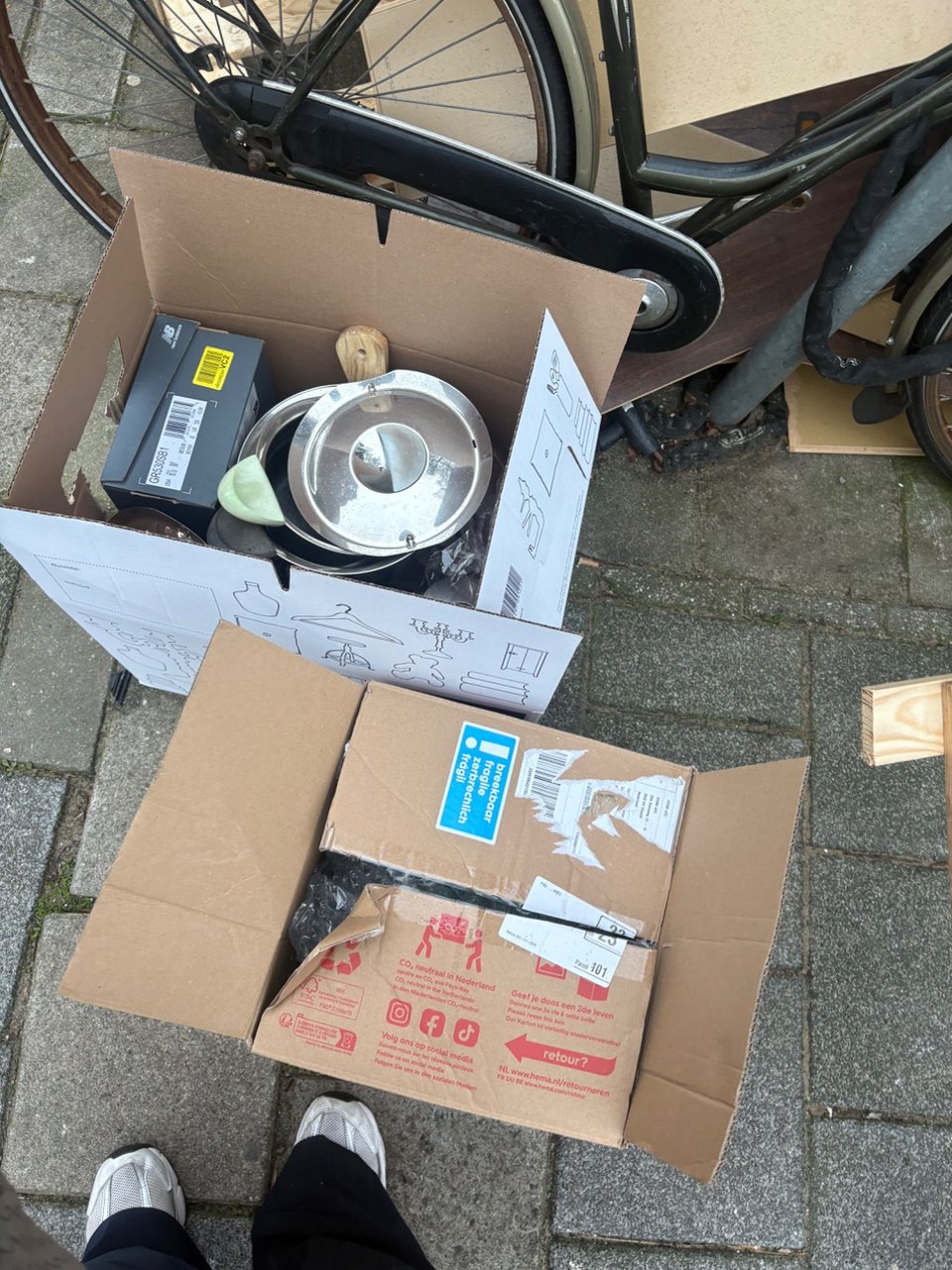 Plates, cutlery, glasses, kitchen stuff