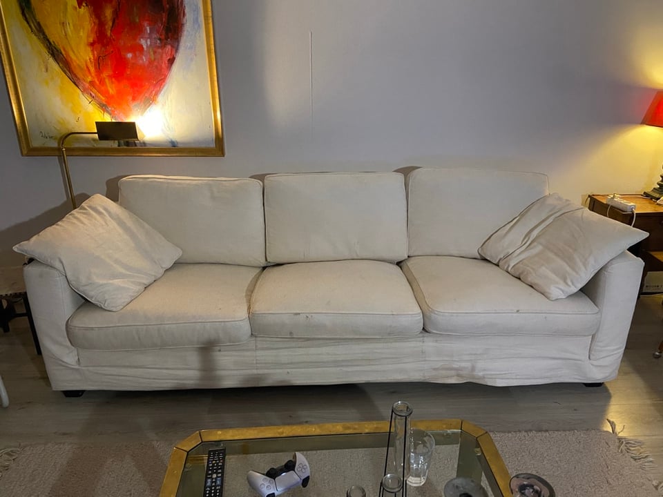 Linteloo sofa and loveseat. From Saturday 21/2 avalaible. Both need some love, like a new colour and little fixes of the fabric. But could have another life. Whatsapp me if you’re interested. +31650489034