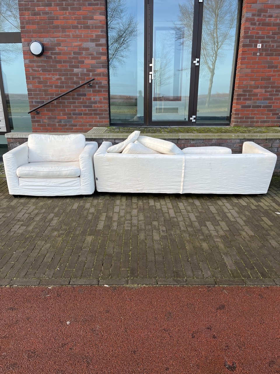 Linteloo Design sofa + matching love seat, will be gone within 30-60 min.