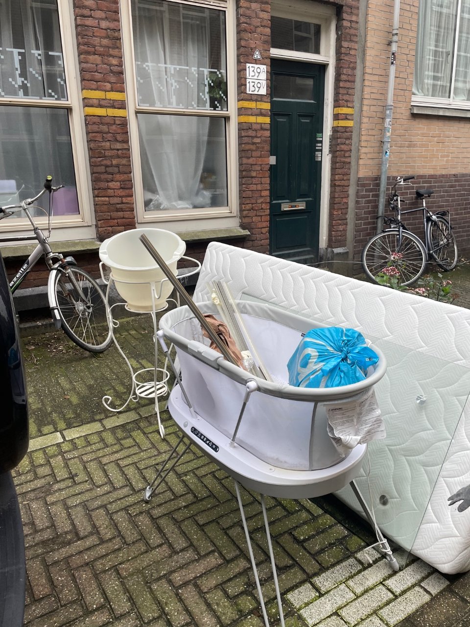 Babywieg en bad, staat er al een dag. Ter hoogte van Goudsbloemstraat 139.