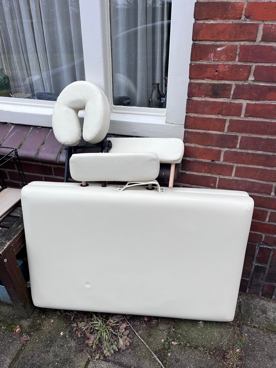 Portable massagetafel, compleet
Kleine rekjes voor aan de muur
Klein zwart kastje met drie planken
Enorme teddybeer
Merkkleding