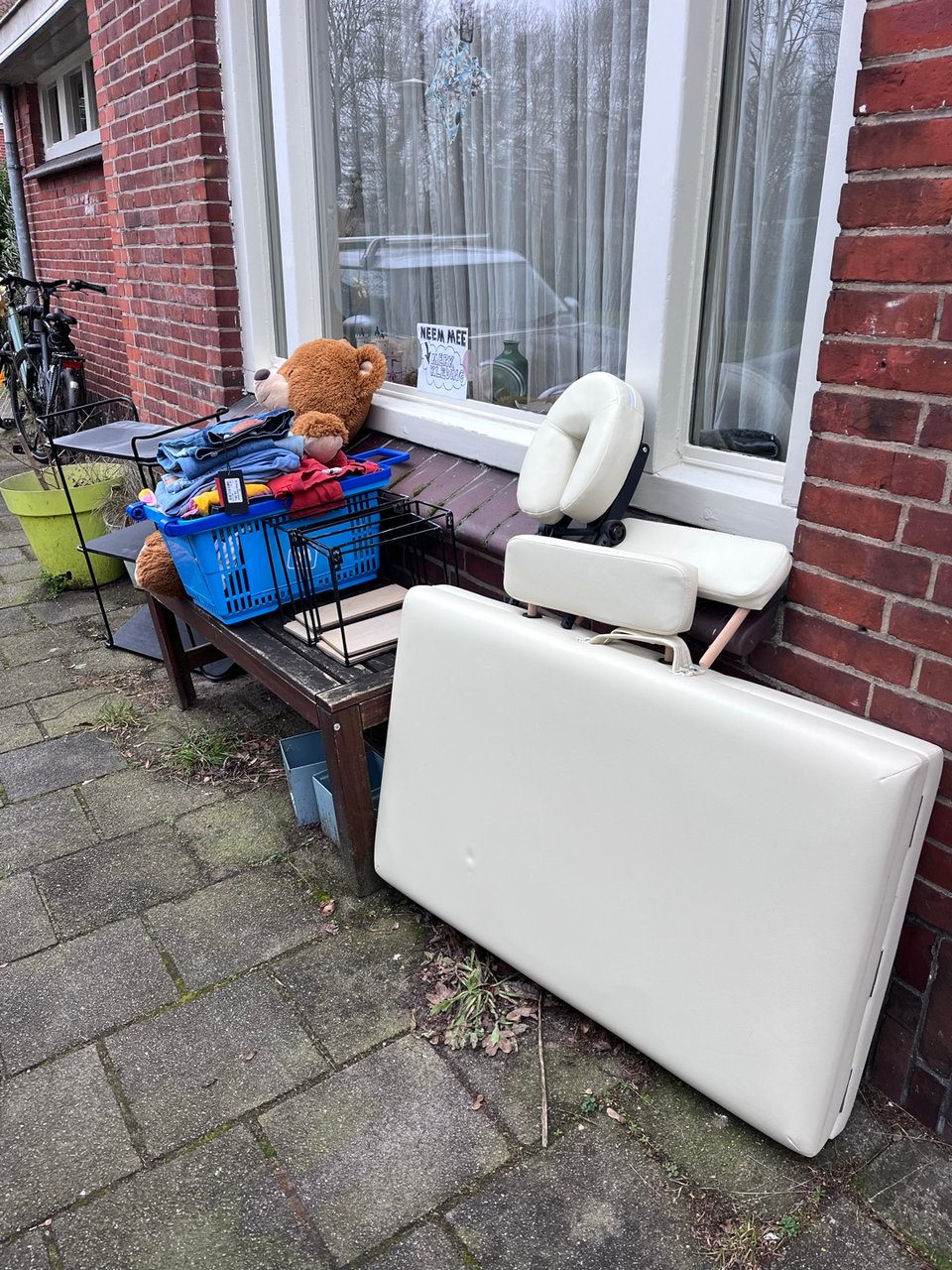 Complete portable massagetafel, klein zwart kastje (lijkt beschadigd maar is bijna nieuw, is gewoon een beetje stoffig), kleine rekjes voor aan de muur. En een gigantische teddybeer!