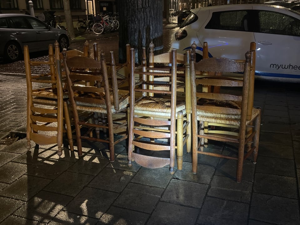 Houten tafel en rieten stoelen  8stuks