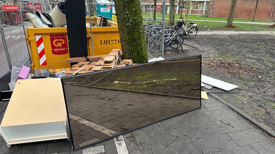 Van alles wat! Grote spiegel, 2,5 meter hoog, bovenaan gebroken maar zeer veel nog over. Laminaat vloer, en van alles wat. Allemaal van verschillende appartementen hier