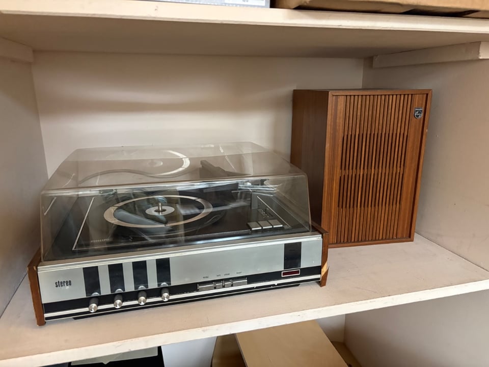 Beautiful vintage Philips record player with matching speakers. They are NOT currently working and have a UK plug…

A nice project to bring them back to life. Or nice for decoration! Message me if interested