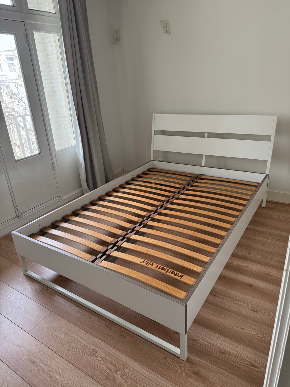 Free bed! 140/200 

Ik heb hem al uit elkaar gehaald! 
Vandaag op te halen :)