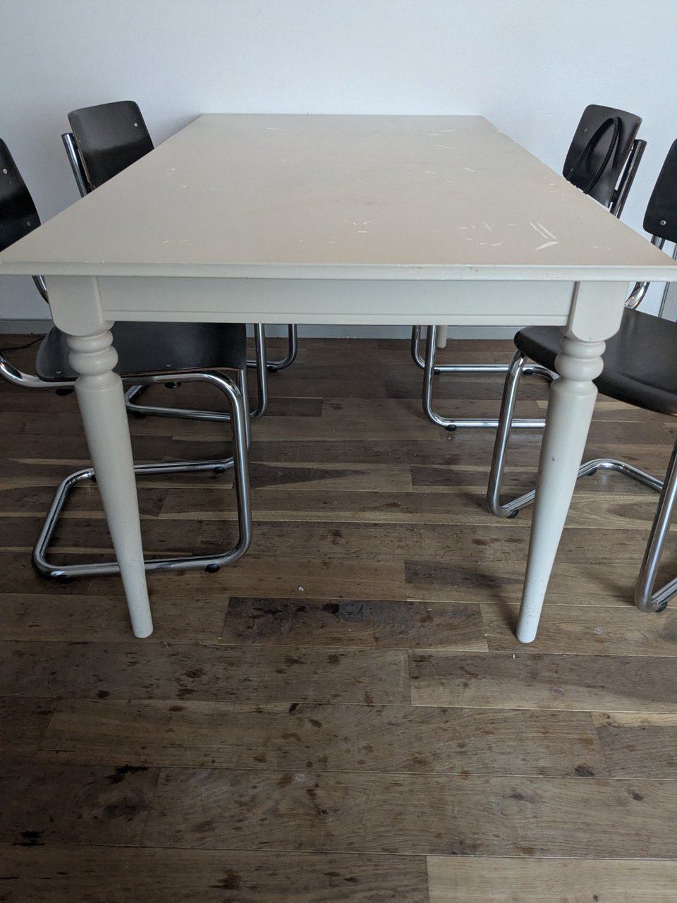 Geverfde uitschuifbare tafel van Ikea. Amsterdam Centrum