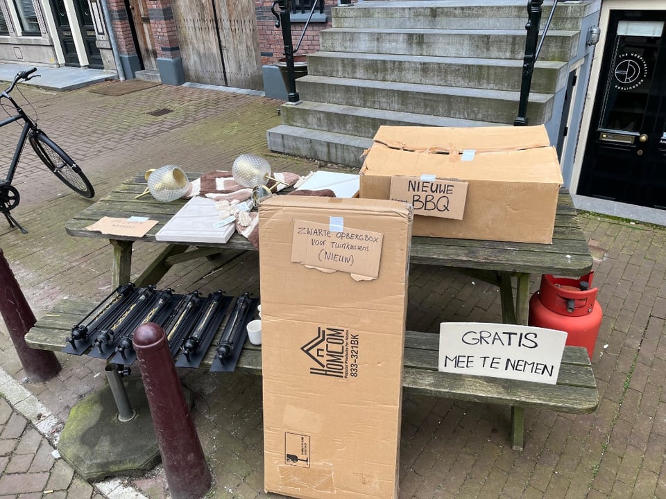 Gratis meenemen
Zwarte opbergbox voor tuinkussen (nieuw)
BBQ (nieuw) + gastank
Diverse lampen