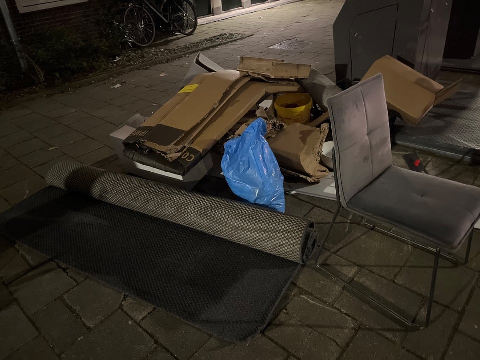 Grey chair and large grey blue rug, both good condition