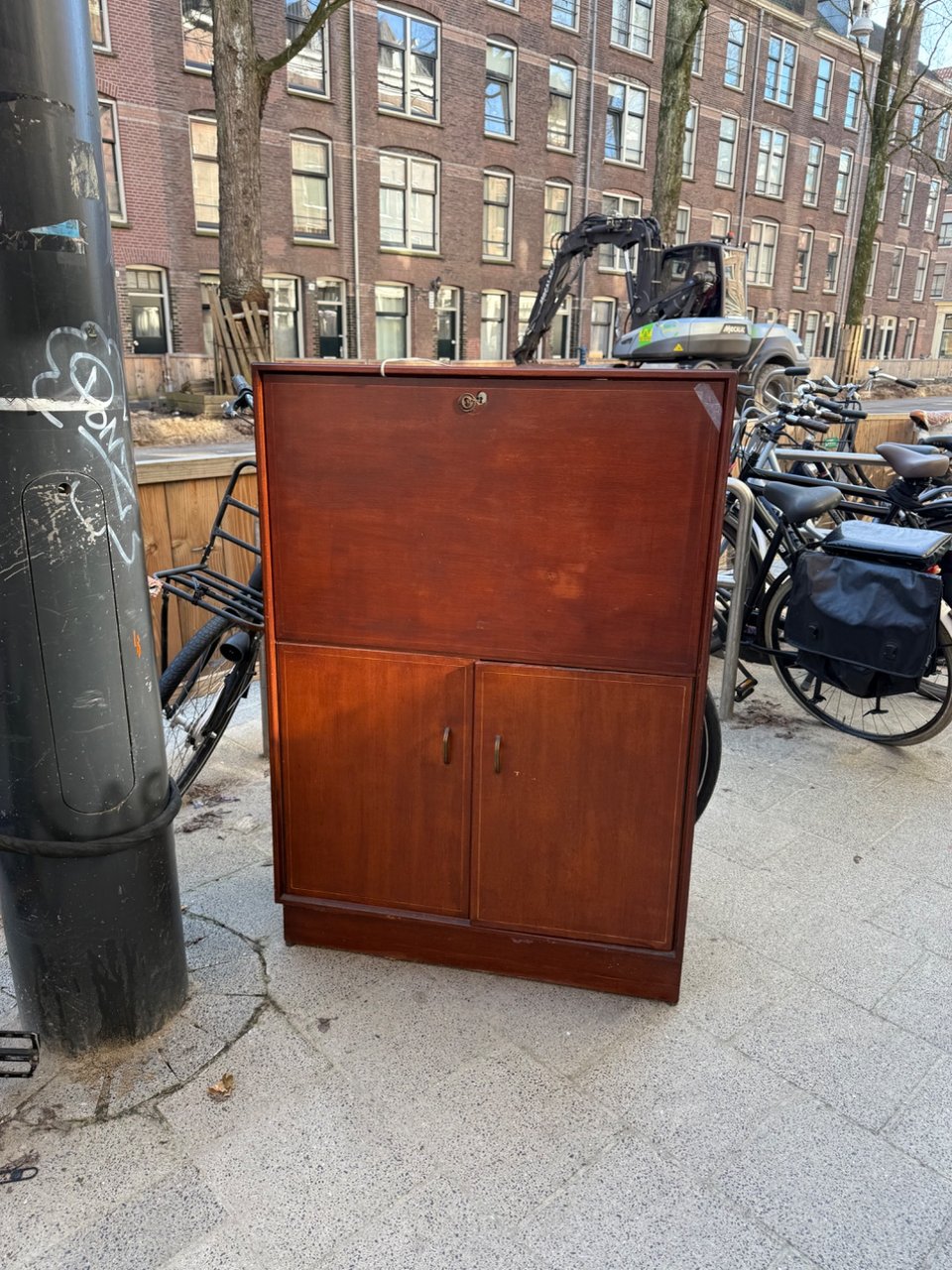 Bruine houten kast, locatie Czaar Peterstraat Amsterdam ter hoogte van nr 155
