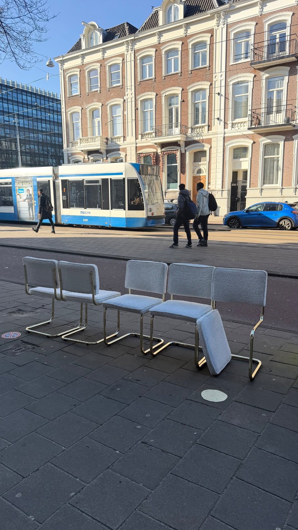 Witte eetkamerstoelen bij metrostation Weesperplein, bij ingang Sarphatistraat oost