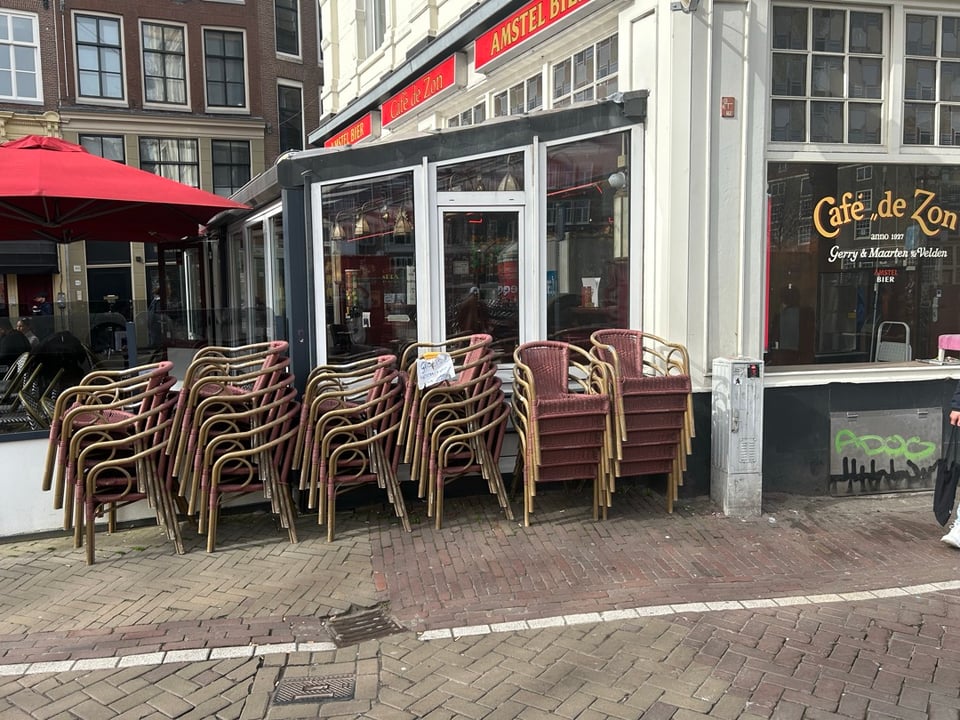 Oude terrasstoelen van Café De Zon, met papiertje ‘Gratis mee te nemen’.