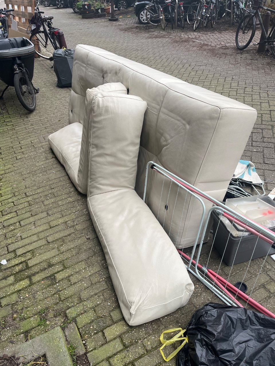 Creme lederen bank, leer in topconditie, poten ontbreken