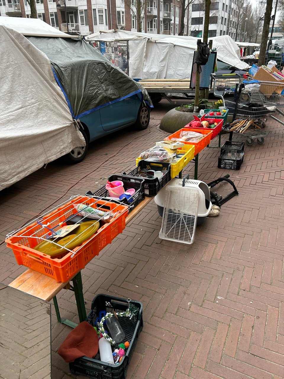 Aanbod tot 17 uur in Dapperstraat Afvalpaleis. Ook binnen welkom. Spullen zijn gratis, een financiële gift mag. Je kan hier ook spullen inbrengen om door te geven in onze doorgeefwinkel.