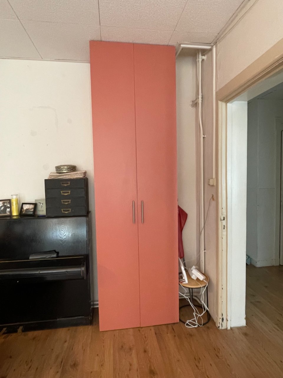 Goede houten kast, zelfgemaakt maar super stevig. 263,5cm hoog, 76cm breed. Alle schroeven en zo zitten erbij.