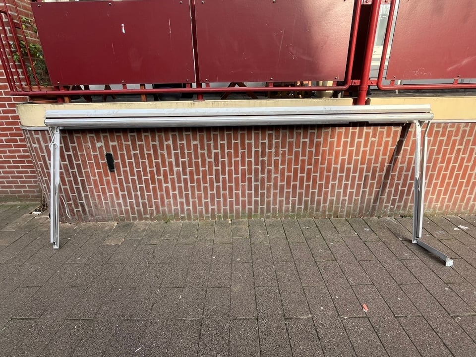 Elektrisch zonnescherm. Werkend er afgehaald, schakelaar niet aanwezig. Was van ons balkon, maar er staat een boom voor, dus we gebruiken m nooit :)