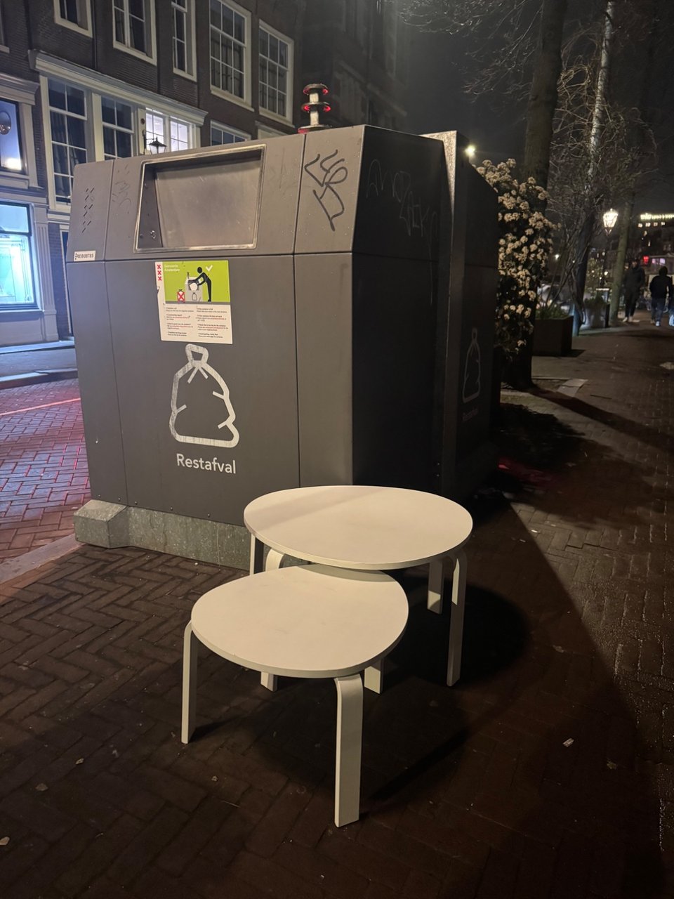 Twee salon tafeltjes