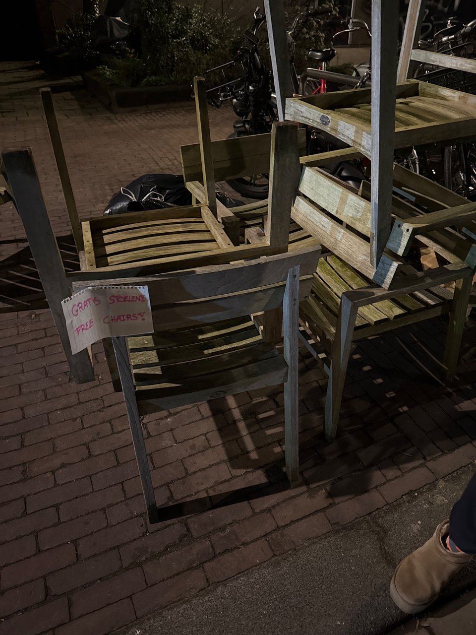 Gratis 6 houten tuin stoelen in goede staat