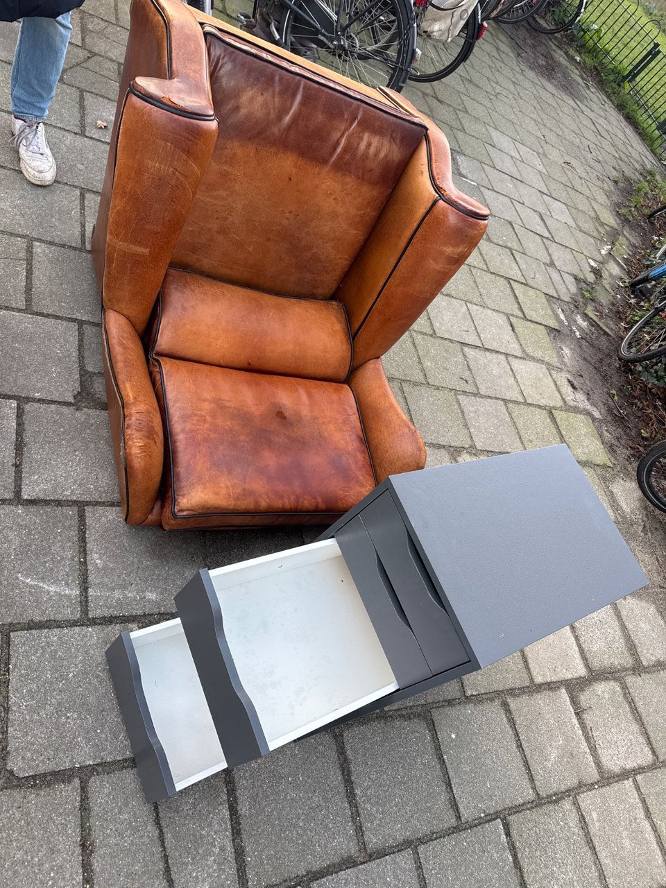 Bureau kast en leather chair
