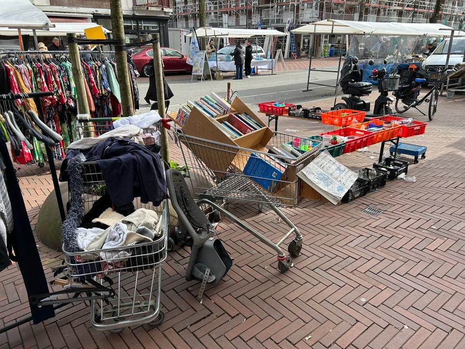 Welkom bij het Afvalpaleis, buiten en binnen tot 17 uur vandaag. Spullen zijn gratis, een kleine financiële gift is welkom.