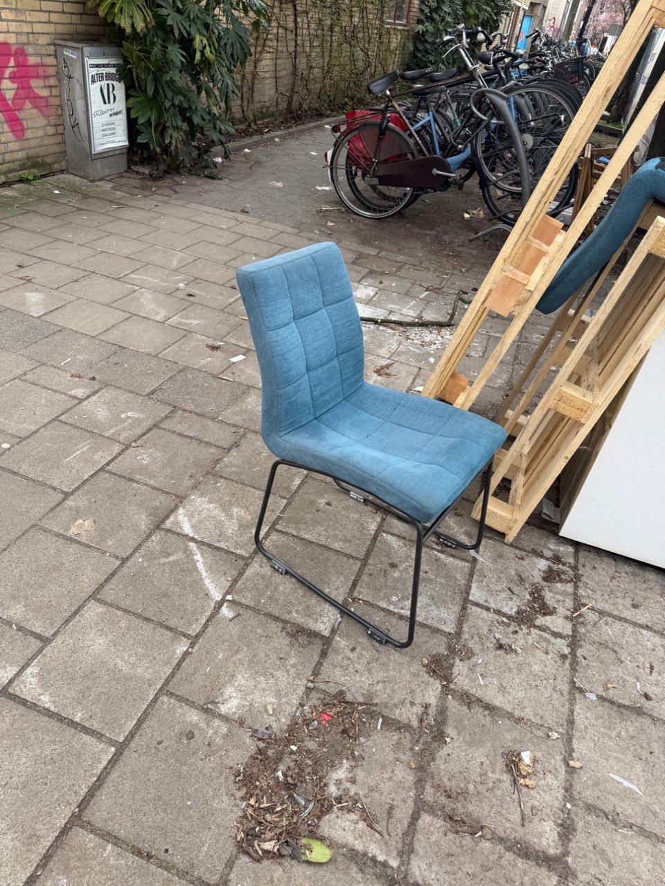 2 chairs and some pallets