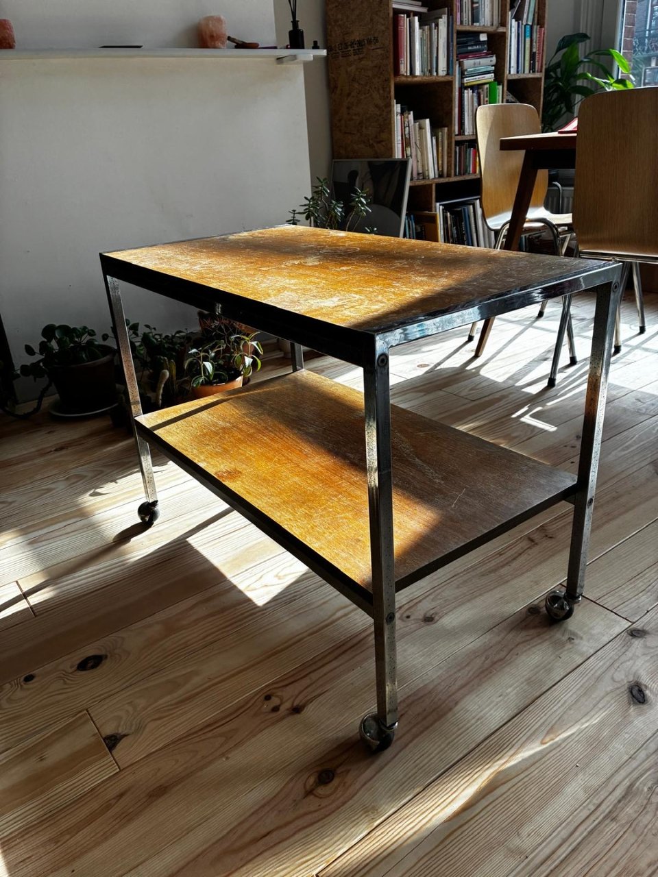 Mooi rolling salon tafel. We moved and we dont have space for it. Gratis pick up in De Pijp - message me