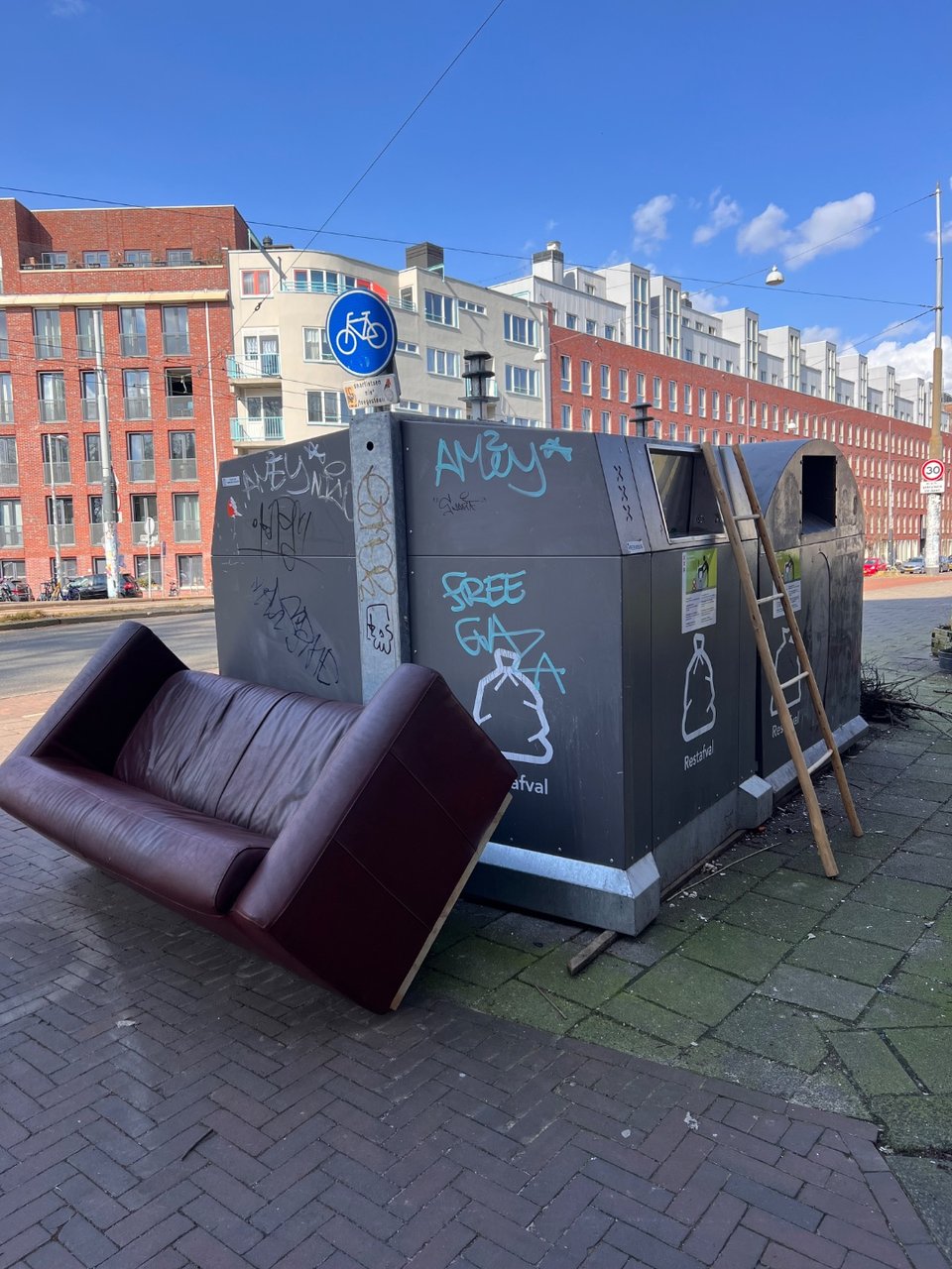 Bankje en bamboe trappie