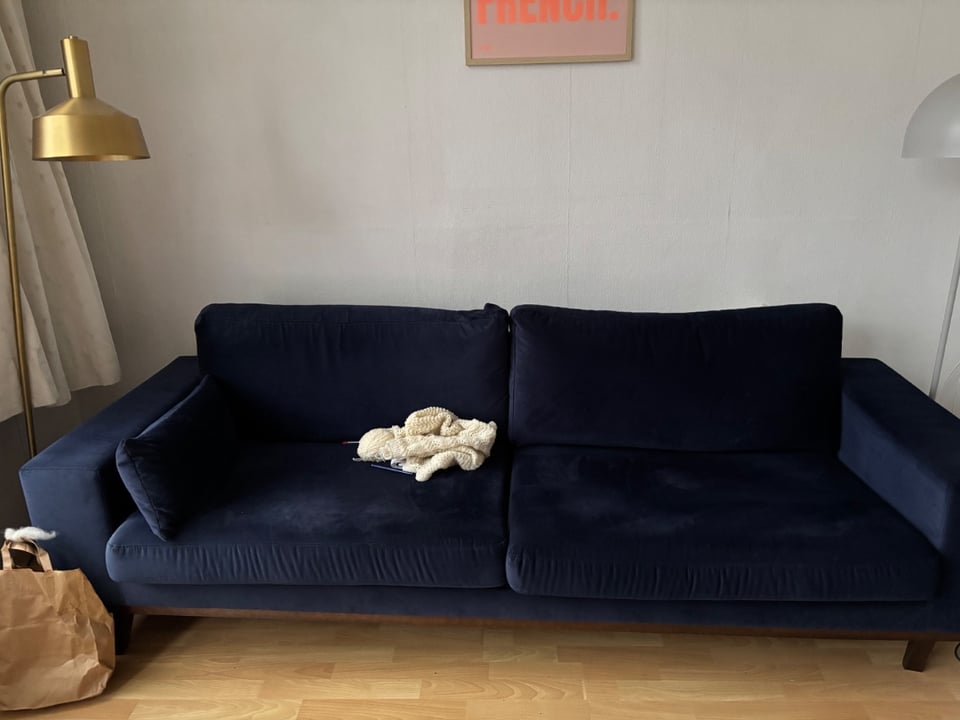 Gratis op te halen, blauwe 3-zitsbank in goede staat. Liefst op zaterdagochtend 21 maart. Op 1e verdieping zonder lift!