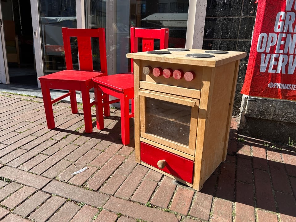 Gratis spullen bij het Afvalpaleis tot 17 uur, onder meer een op te knappen Gispen 1231 en 1235. Spullen zijn gratis, maar we waarderen een financiële gift voor onze werking.