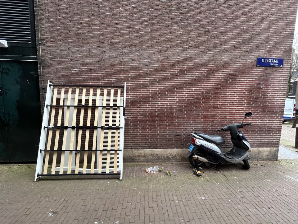 Bed, easy to assemble. All screws are in a plastic bed attached to the frame. Free to pick up in the Slijkstraat in the centre of Amsterdam