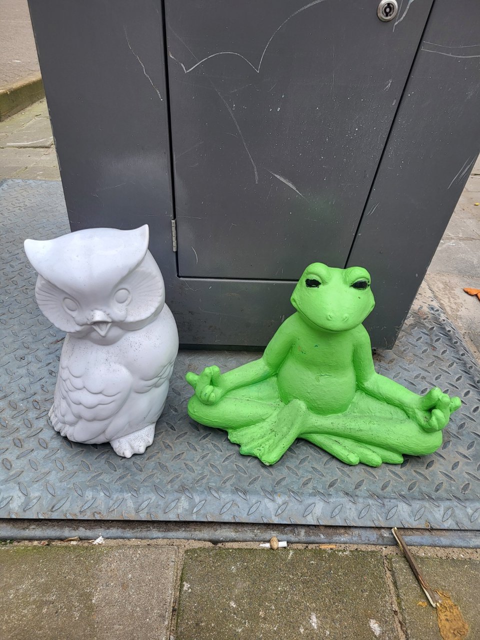 2 grappige beelden, de kikker is wat zwaarder dan de uil.